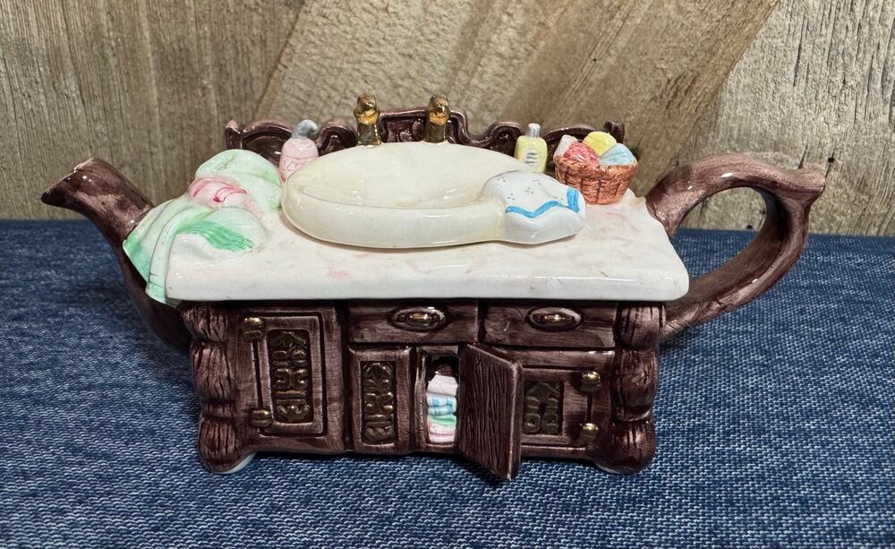 Cardinal Tea-Née Ceramic Bath Sink Vanity W/ Sink Lid Miniature Teapot Adorable
